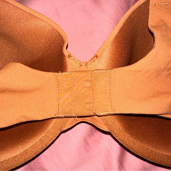 SKIMS Fits Everybody T-Shirt Bra - Picture 4 of 9